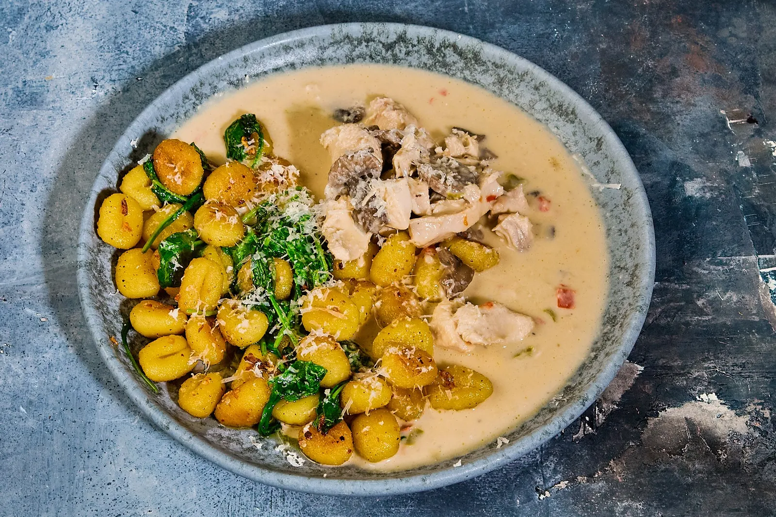 Kylling Alfredo med gnocchi og spinat