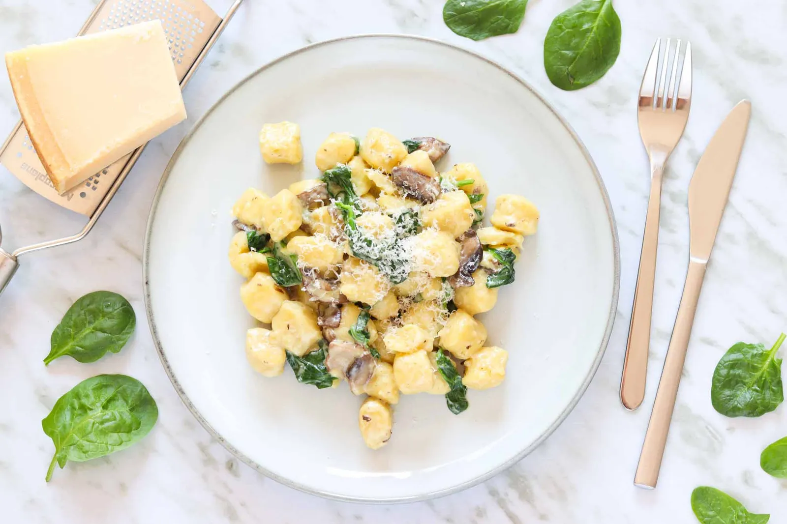 Cremet gnocchi med champignon og spinat på 15 minutter