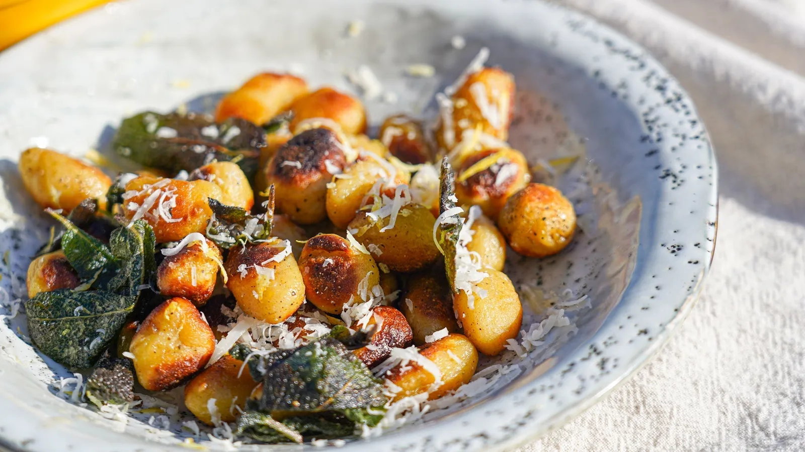 Stegt gnocchi med brunet smør, salvie og parmesan