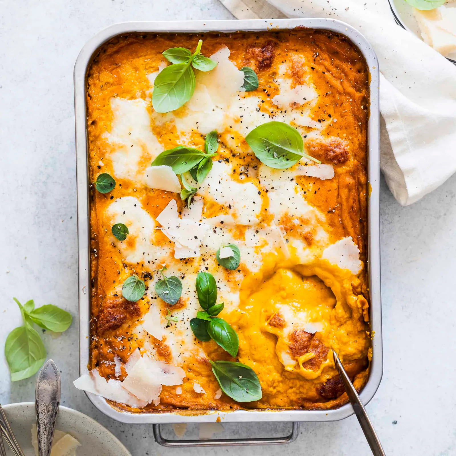 Bagt gnocchi med græskarsauce, bønner og mozzarella