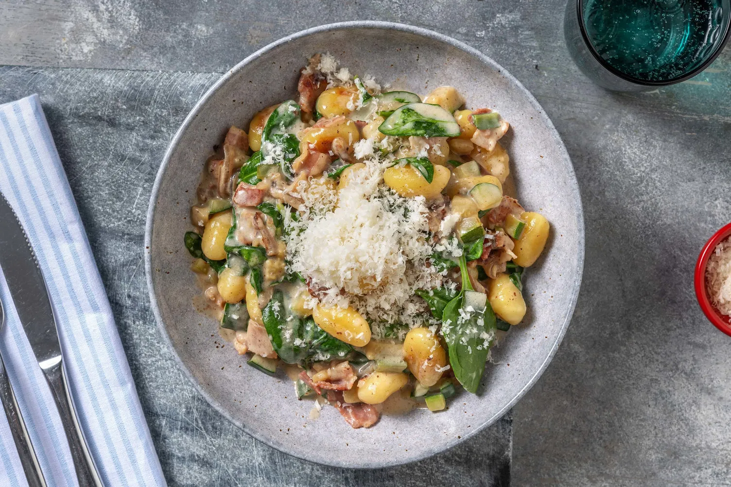 Cremet gnocchi med bacon og zucchini