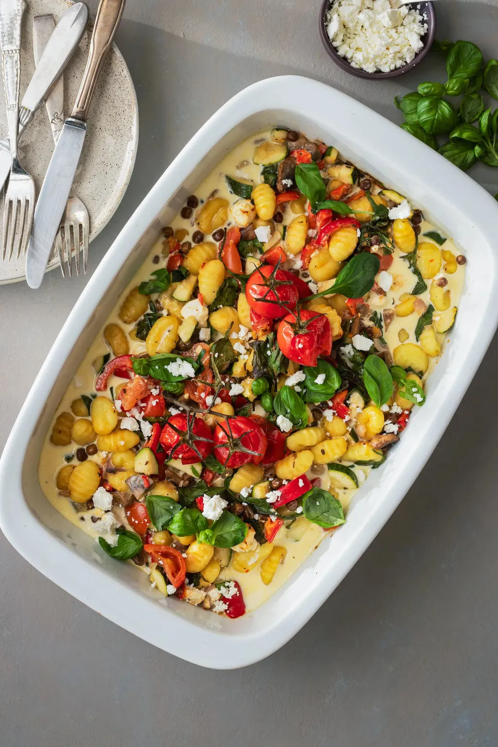 Gråærter i fad med flødesauce, gnocchi og feta