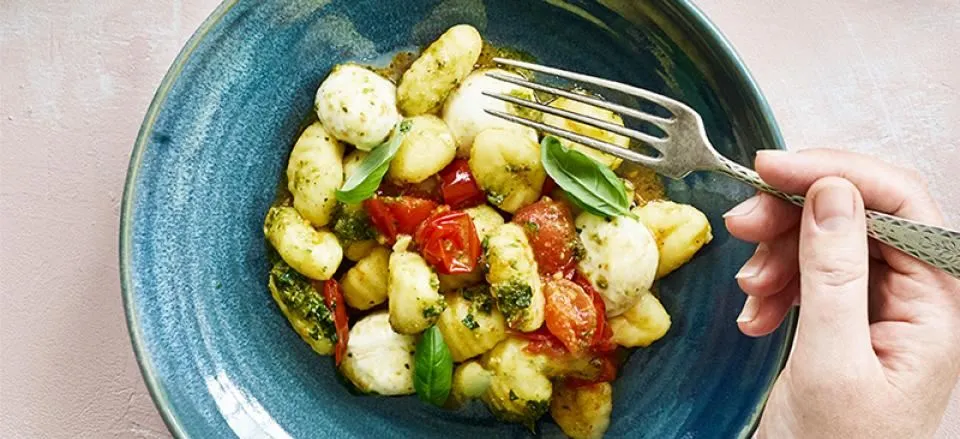 Gnocchi med pesto, mozzarella og ristede cherrytomater