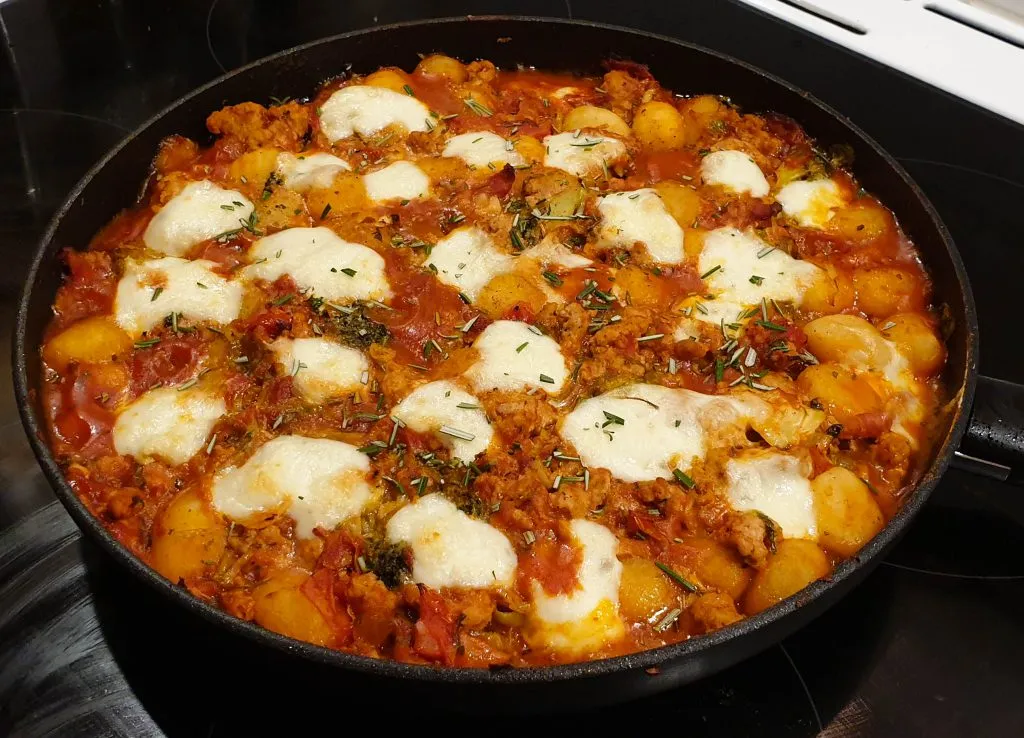 Bagt gnocchi med svinekød