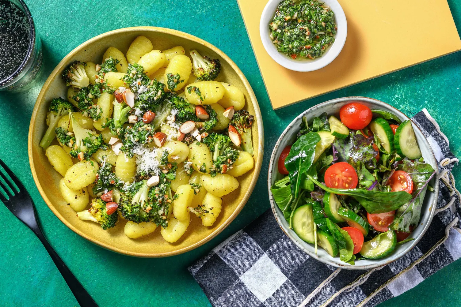 Pestotoppet gnocchi med bagt broccoli og syrlig salat