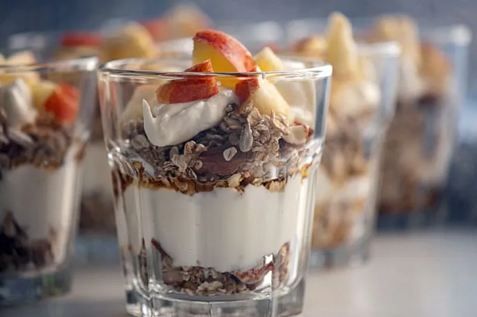Græsk yoghurt med knas og æbler
