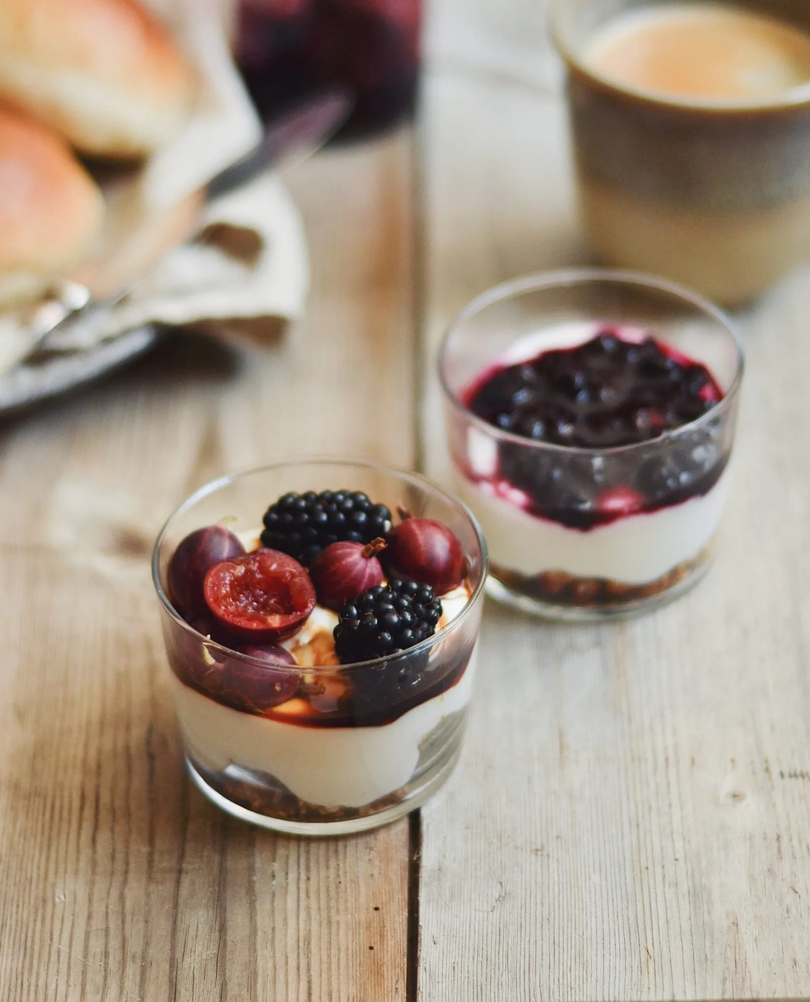 Græsk yoghurt med granola og bær