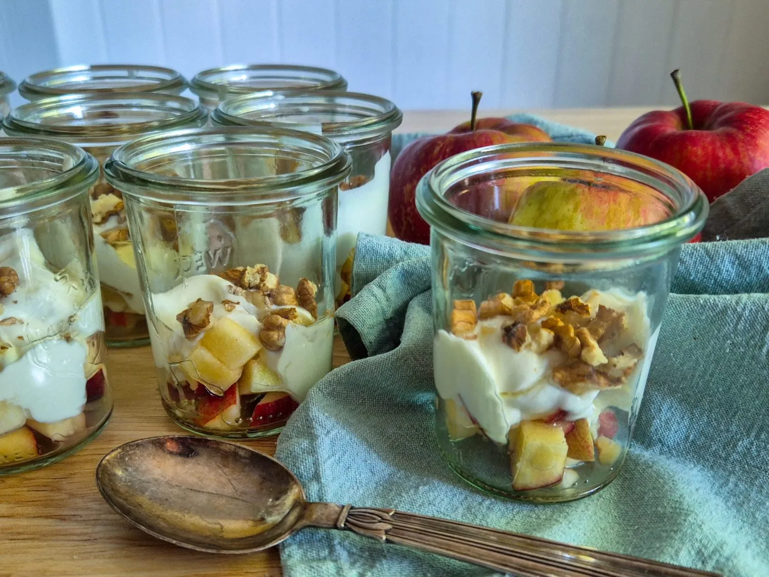 Græsk yoghurt med æbler i æbleskåle