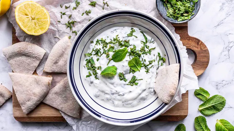 Myntedip med hvidløg og græsk yoghurt