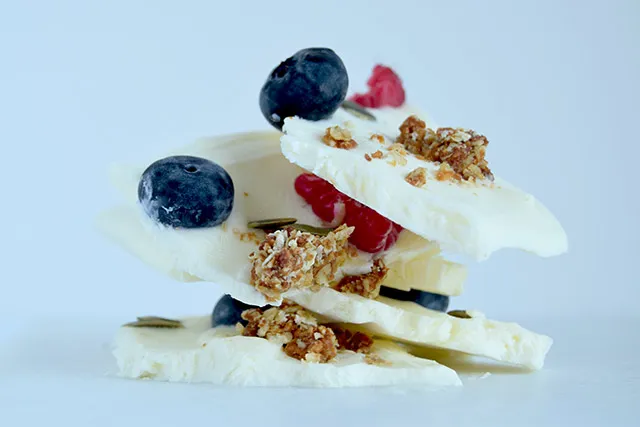 Frosne morgenmadsbrud af græsk yoghurt