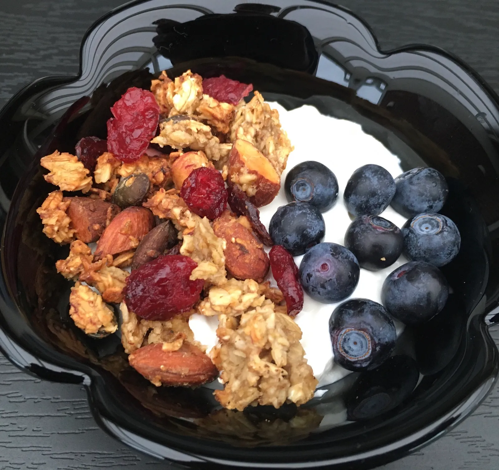 Græsk yoghurt med banangranola og bær