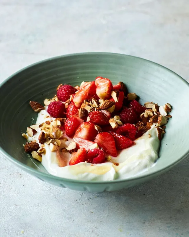Græsk yoghurt med bær og mandler