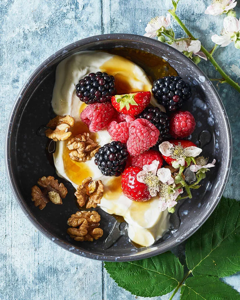 Græsk yoghurt med bær og valnødder