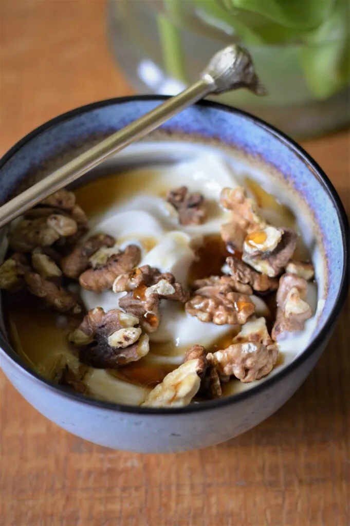 Vegansk græsk yoghurt med valnødder og sirup