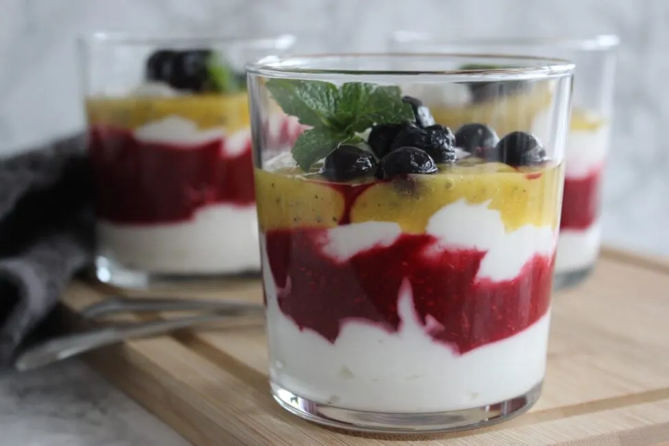 Græsk yoghurt med mango og passion
