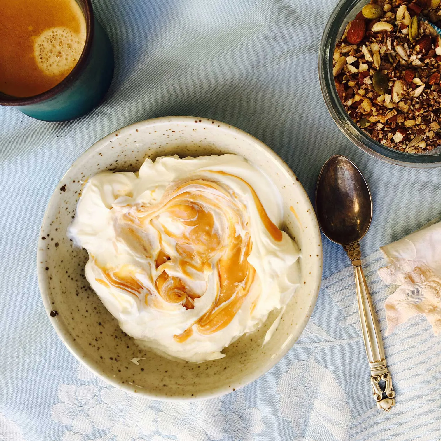 Græsk yoghurt med peanutbutter og nøddemysli