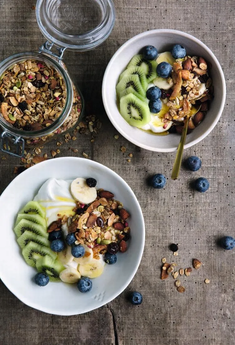Morgenmad med græsk yoghurt, frisk frugt og hjemmelavet granola