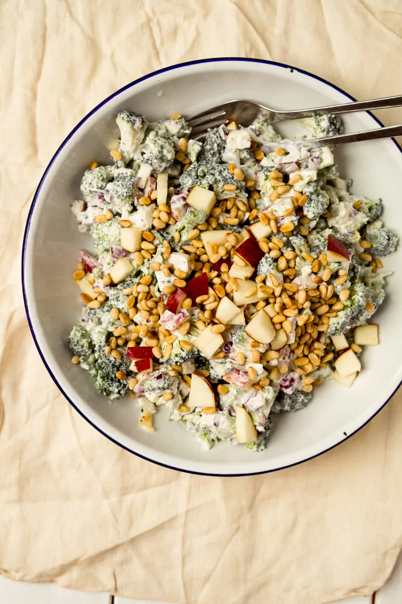 Broccolisalat med æble og græsk yoghurt