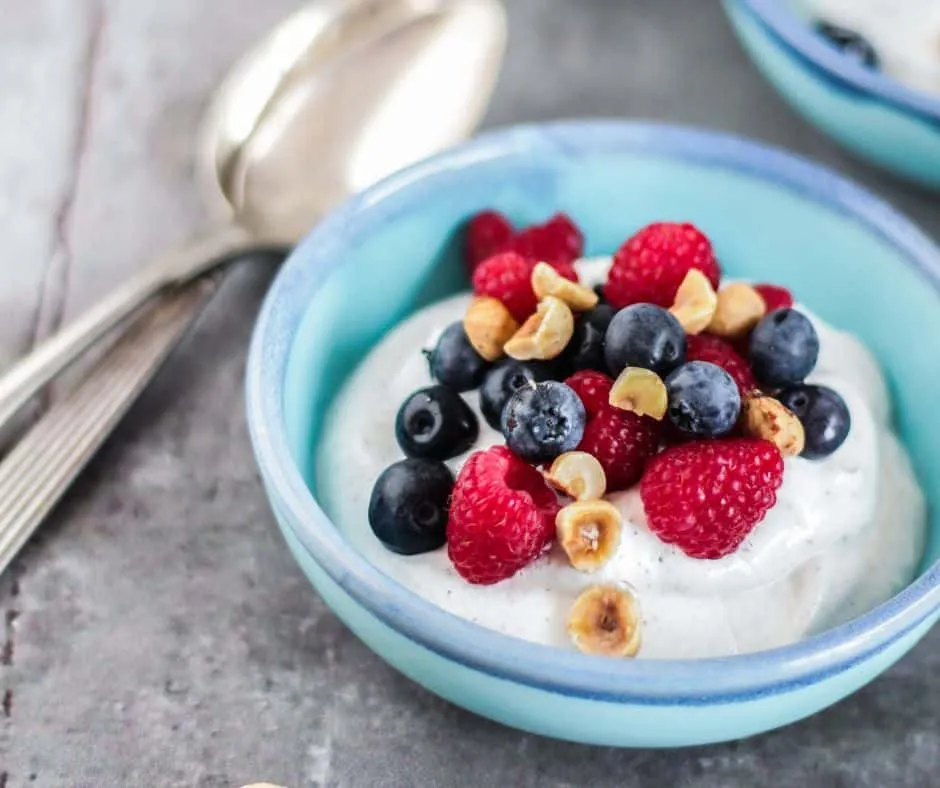 Græsk yoghurt med bær og nødder