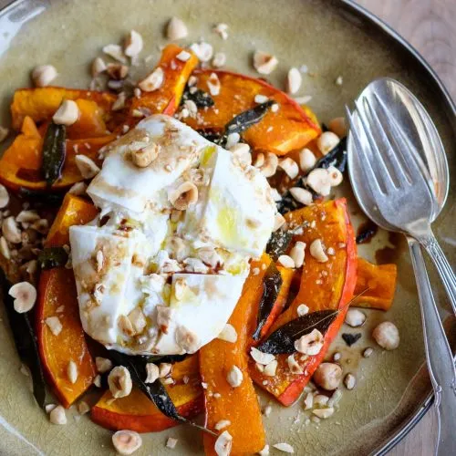 Bagt græskar med salvie, burrata og hasselnødder