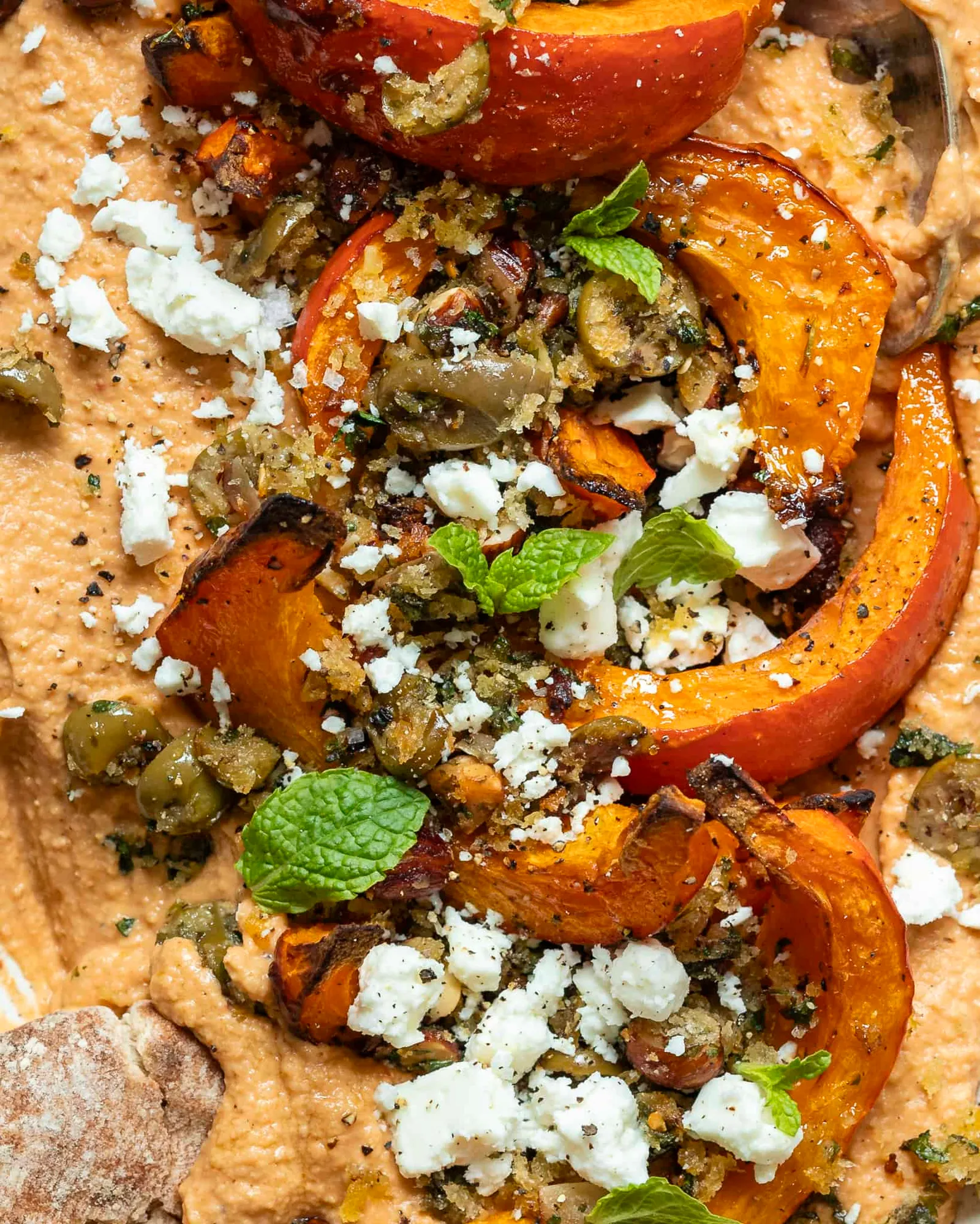 Bagt græskar i ovn med urtetopping, feta og harissa hummus