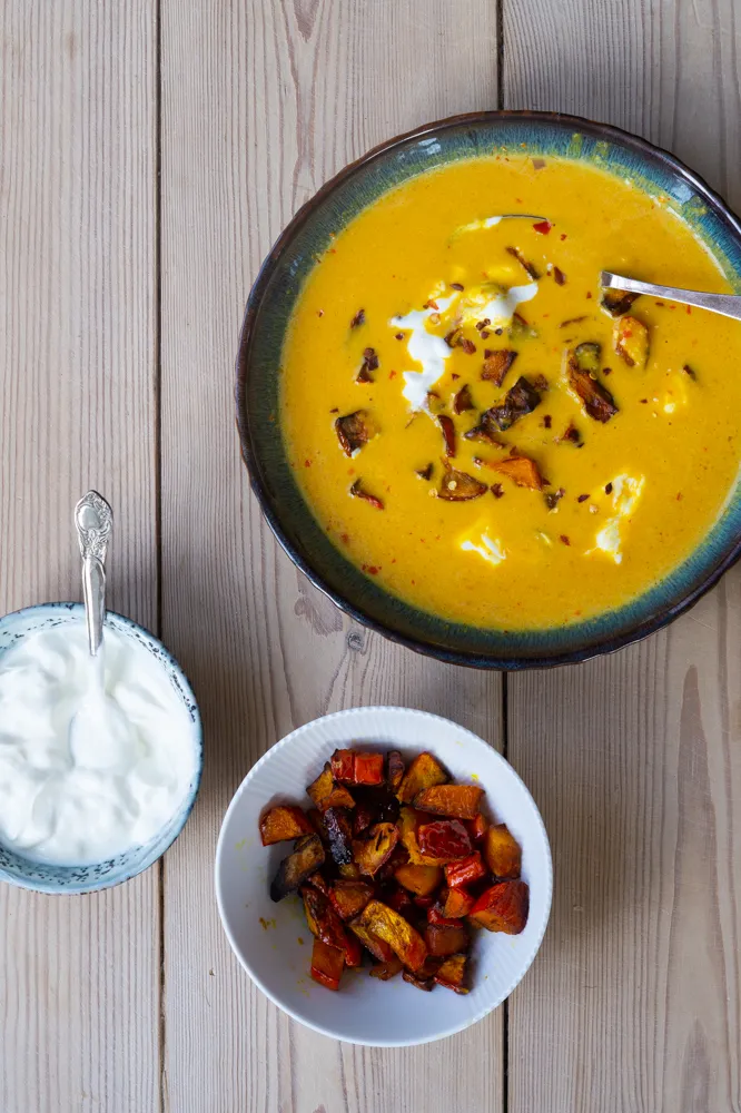 Græskarsuppe med karamelliserede græskar