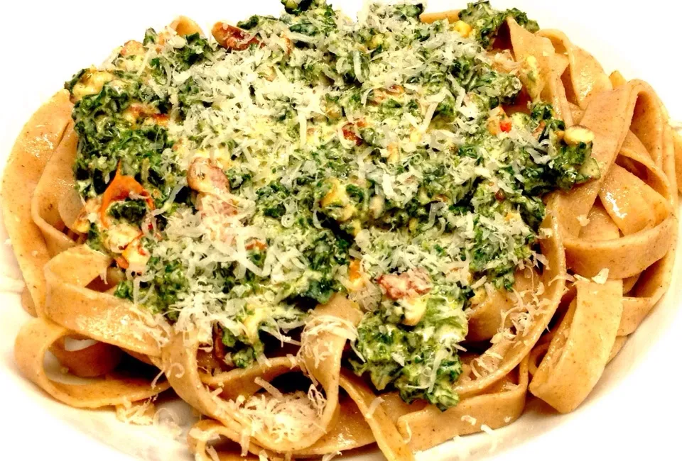 Pasta med grønkål, pinjekerner og bacon