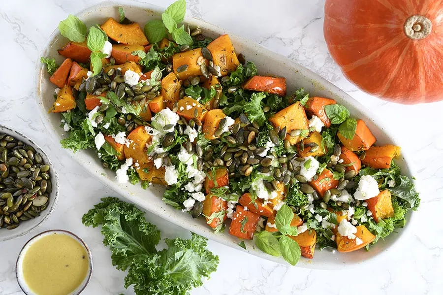 Græskarsalat med grønkål og feta