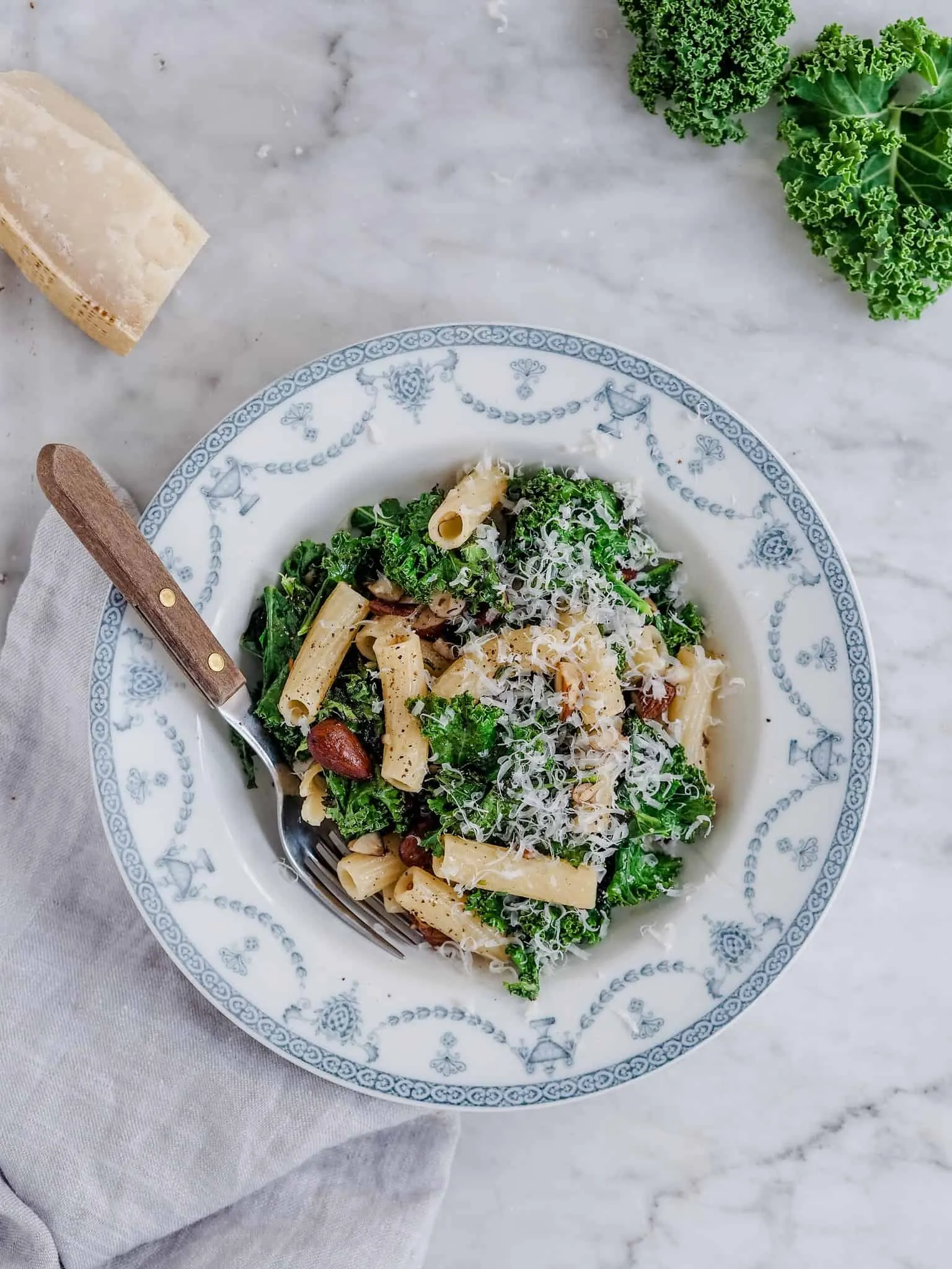 Pasta med grønkål og mandler