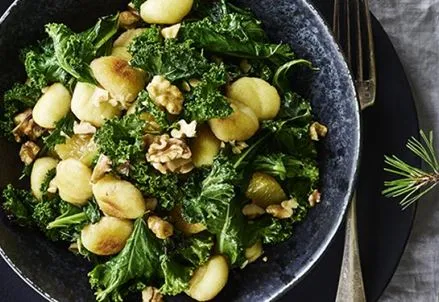 Ristet gnocchi og grønkål med dadler og appelsin