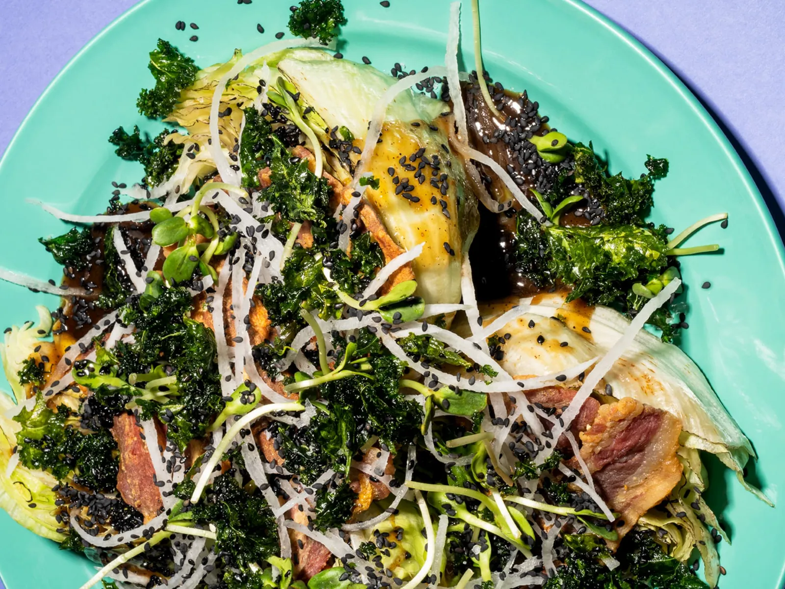 Friturestegt grønkål med salat, sesamglace og stegt flæsk