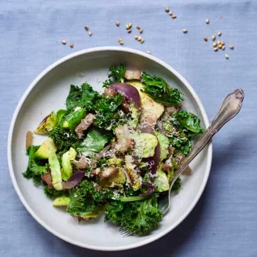 Salat med stegt grønkål