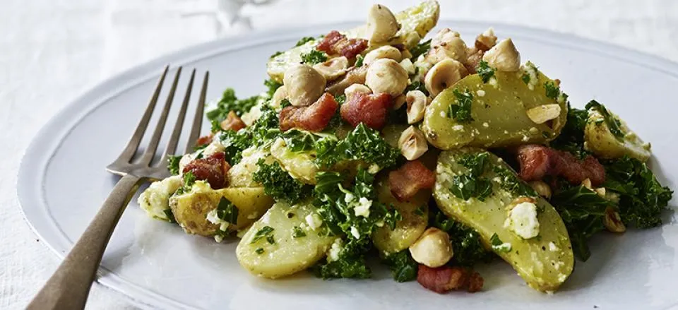 Lun kartoffelsalat med grønkål, feta og bacon