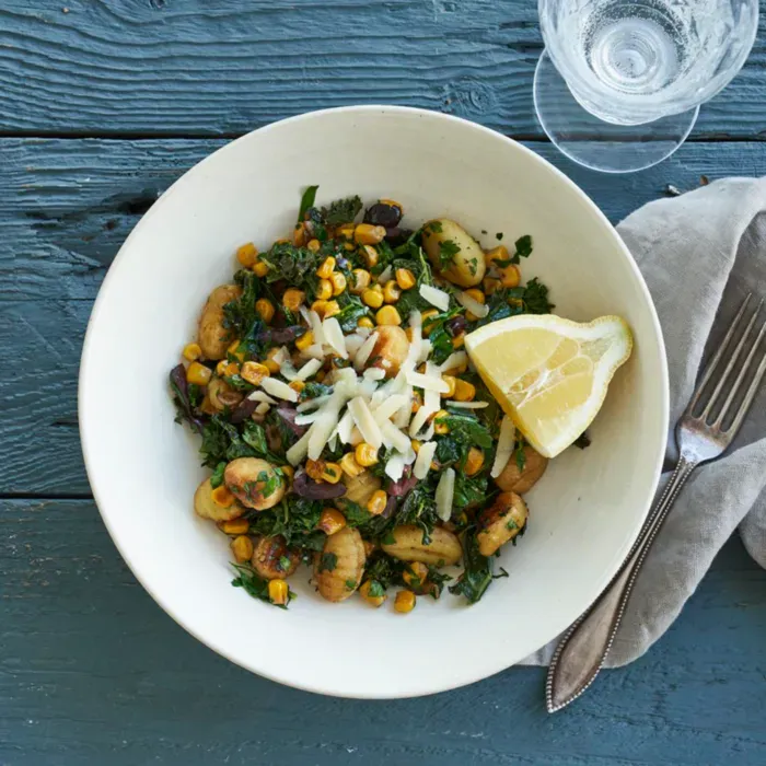 Stegte gnocchi med grønkål, majs og oliven