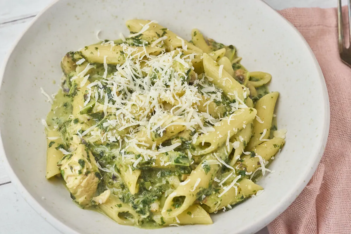 One pot pasta med kylling og grønkål