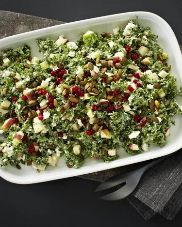 Salat med grønkål, æbler og tyttebær