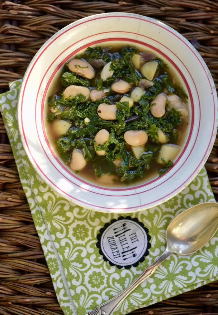 Grønkålssuppe med limabønner og stjerneanis