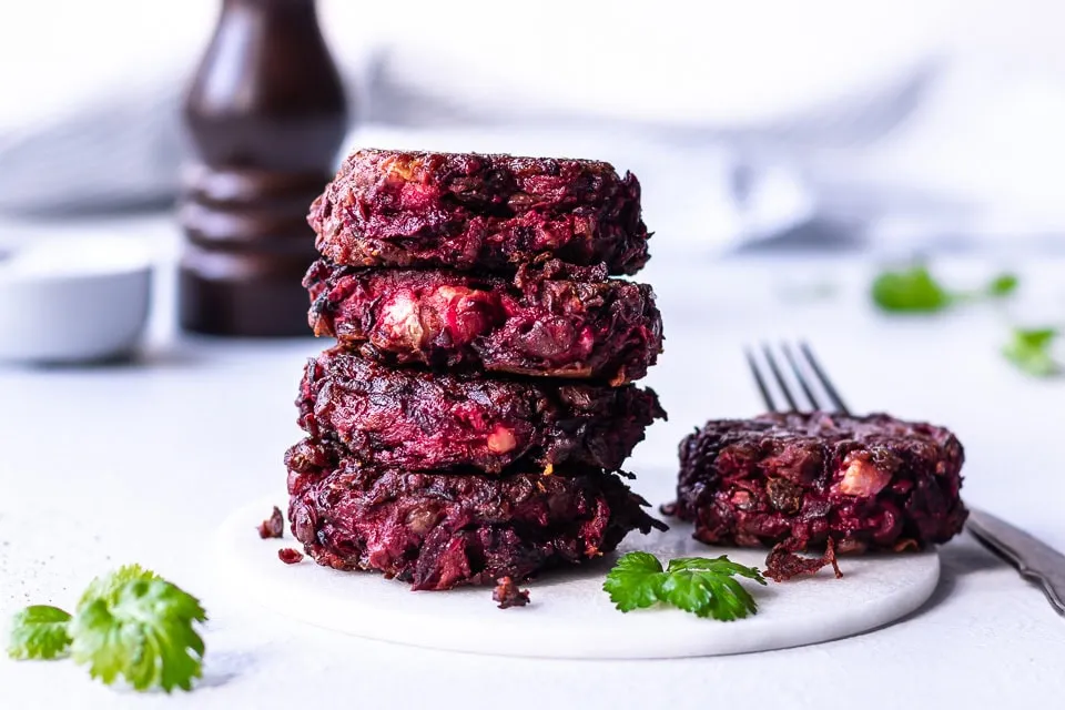 Linsefrikadeller med grønne linser, rødbede og feta