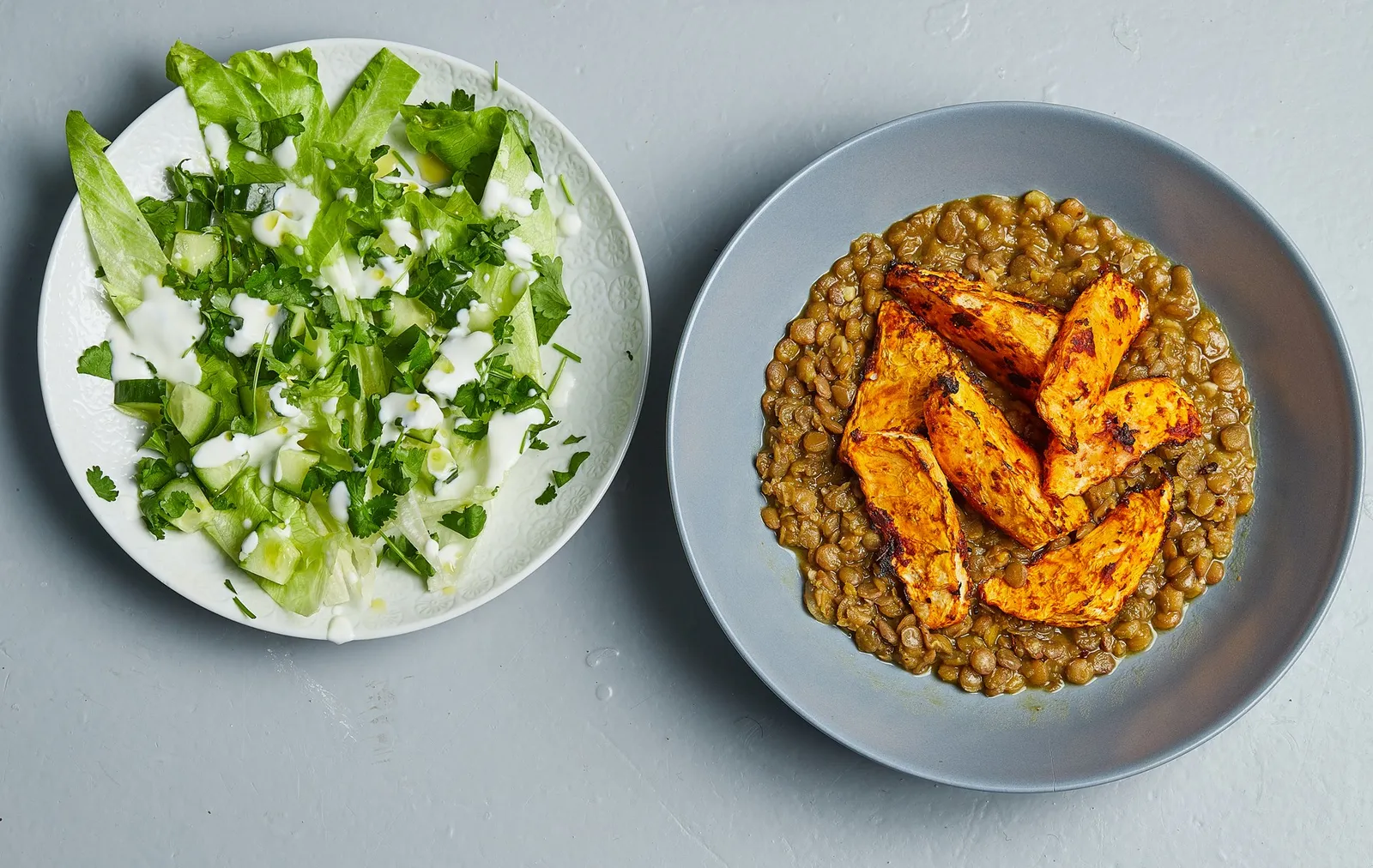 Mexikanske linser med bagt selleri og cremet grønt salat