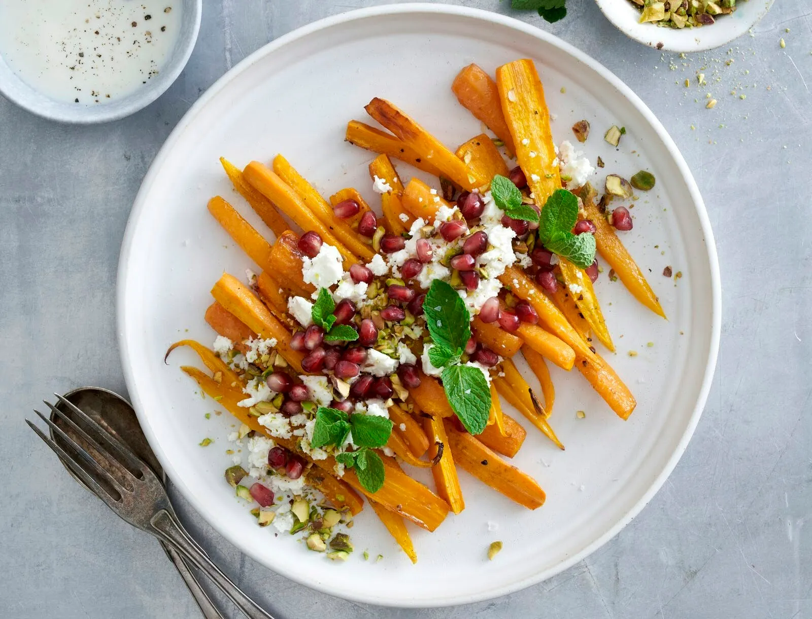 Bagte gulerødder med feta og tahin