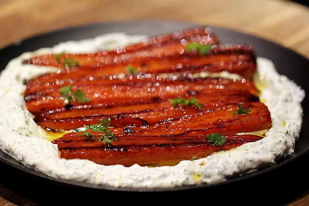 Smørstegte gulerødder med dild-dip