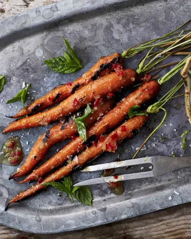 Grillede gulerødder med honningglaze og ostecreme
