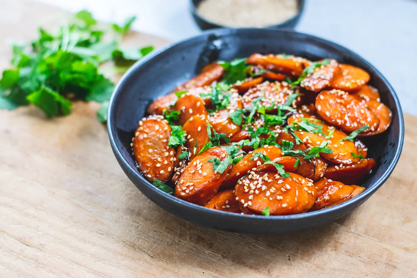 Stegte gulerødder i teriyaki sauce med ristet sesam og frisk koriander