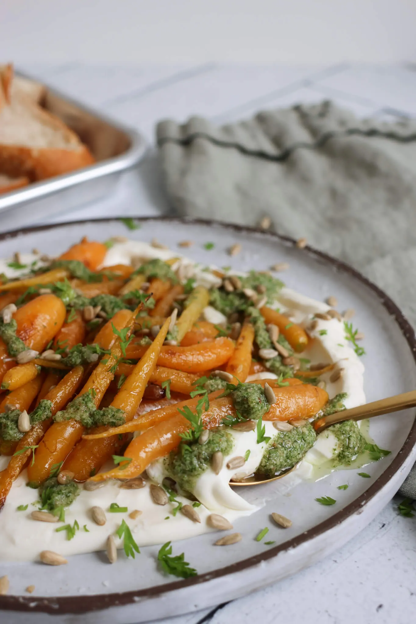Stegte gulerødder med fetacreme og pesto