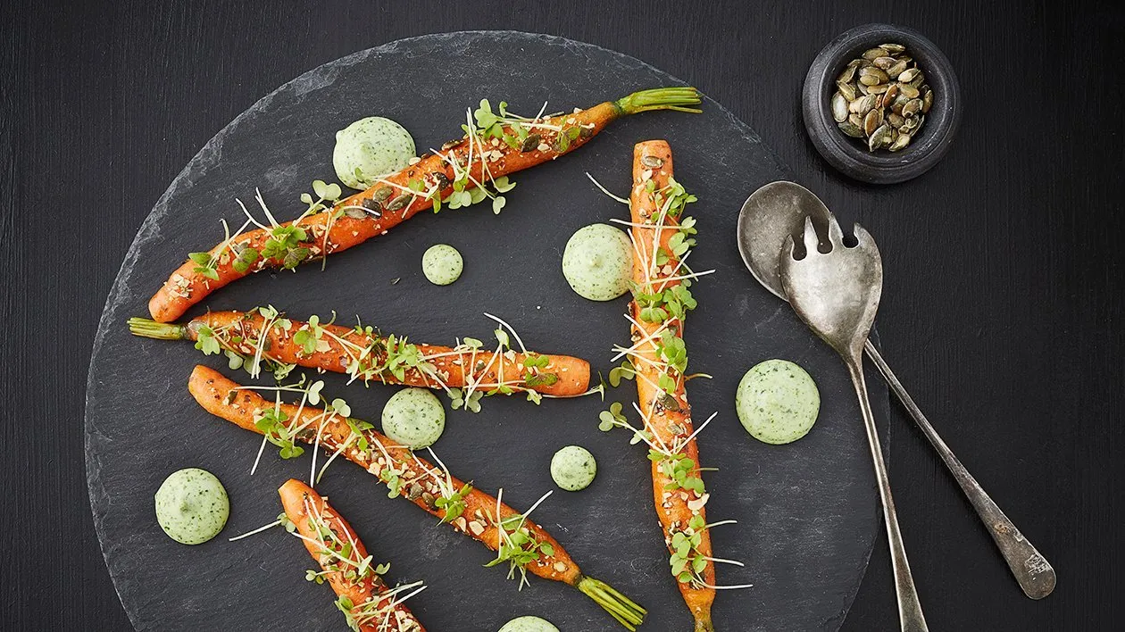 Glaseret gulerod med umami, estragoncreme og saltkerner