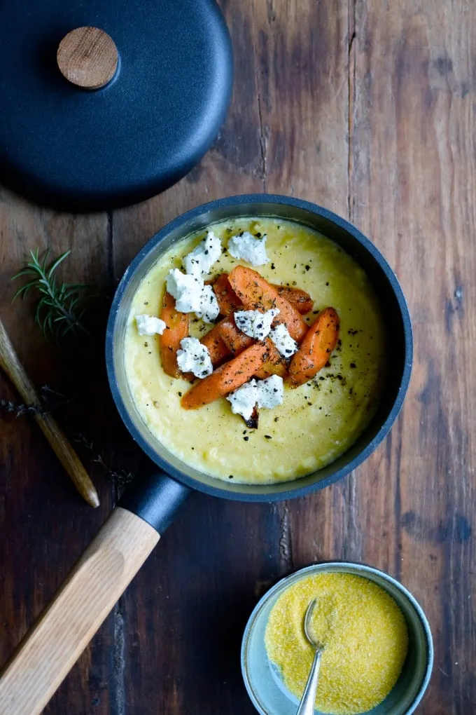 Polenta med bagte gulerødder