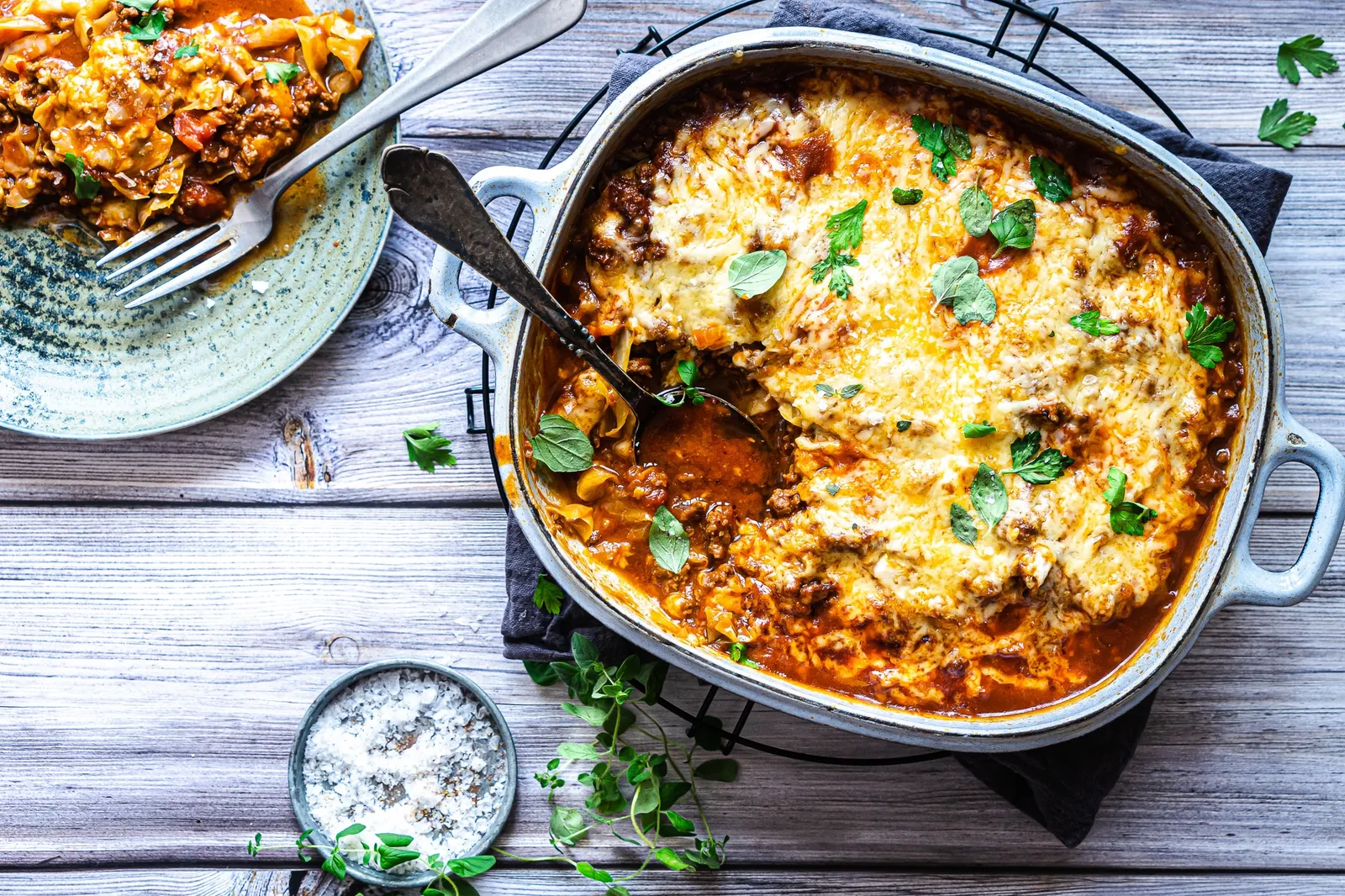 Gratineret oksekød i fad