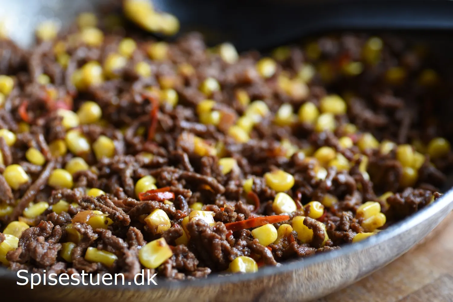 Hakket oksekød stegt på panden med hvidløg, ingefær og chili
