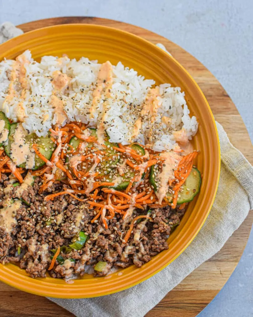 Koreansk ris-bowl med oksekød og grønt
