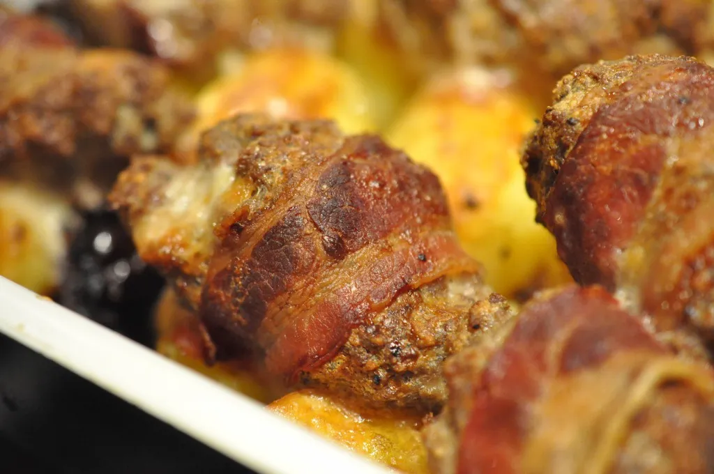 Oksekødsruller med hakket oksekød og bacon
